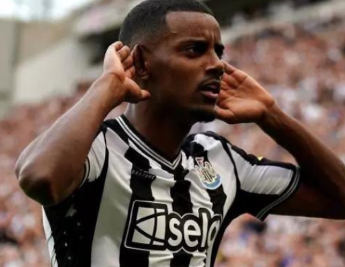 前利物浦名宿赫斯基论伊萨克：多维贡献与体能提升之要