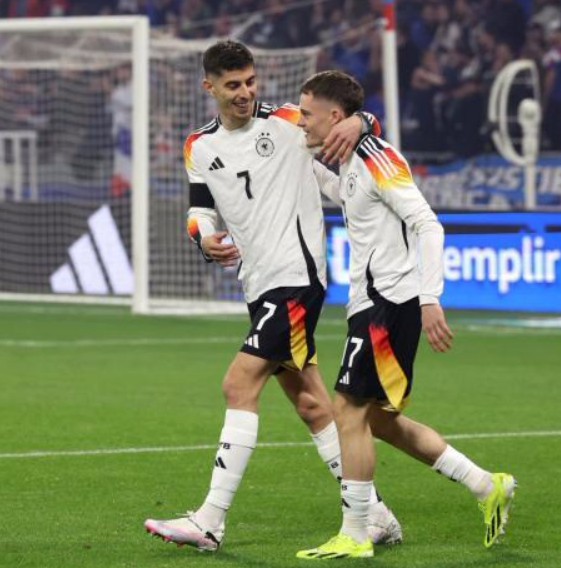 埃基蒂克：逐梦前行，共话足坛良伴