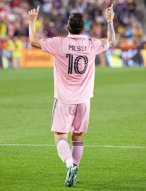 埃基蒂克：逐梦前行，共话足坛良伴